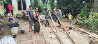 Wujud Kepedulian, Babinsa Ikut Bantu Pembangunan Rumah Salahseorang Warga Binaan