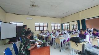 Tanamkan Rasa Cinta Tanah Air, Babinsa Koramil 04/Pkl kuras Berikan Materi Wasbang