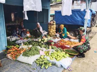 Babinsa Koramil 16/Tapung Anjangsana Dengan Pedagang