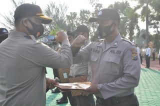 Kapolres Siak Beri Reward Kepada Personel Yang Memiliki Dedikasi Tinggi