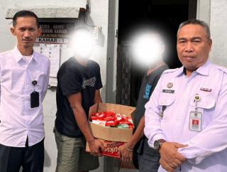 Lapas Pasir Pengaraian Bagikan Perlengkapan Kebersihan Diri Bagi Warga Binaan