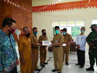 Bupati Kuansing Salurkan Bantuan Dana Zakat Siswa yang Tidak Mampu dan Rehab RLH Dari Baznas