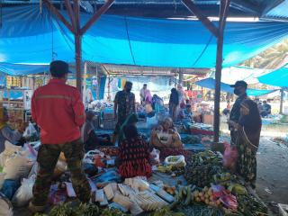 Bulan Ramadhan, Babinsa Koramil 16/Tapung Pantau Harga Sembako Di Pasar Tradisional