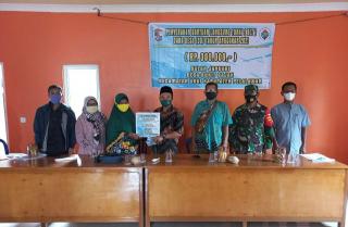 Babinsa Koramil 04/Pkl Kuras Dampingi Penyaluran BLT DD Tahap I Tahun 2021