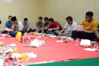 Babinsa Ikut Bagi Taqjil dan Buka Bersama Anak Yatim