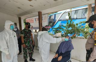 Babinsa Koramil 04/Pkl Kuras Dampingi Petugas Puskesmas Lakukan Tracing