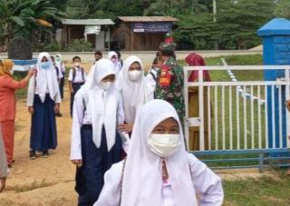 Babinsa Monitoring Simulasi Pembelajaran Tatap Muka Di SMPN 2 Ukui