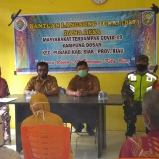 Pemcam Pusako Salurkan BLT Kemensos RI Tahap III Untuk Warga Terdampak COVID -19