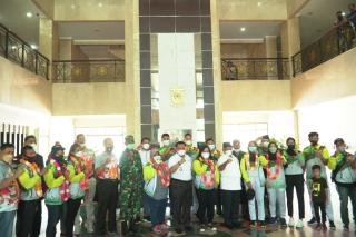 Atlet dan Pelatih Berprestasi Di PON Papua, Dapat Bonus Yang Diserahkan Bupati Kampar