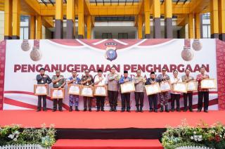 Sejumlah Tokoh Terbaik di Riau Diberikan Penghargaan Oleh Kapolda Riau