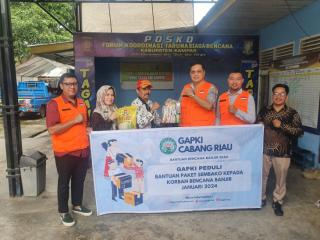 300 Paket Diserahkan GAPKI Riau Kepada Pemkab Kampar, Untuk Masyarakat Terdampak Banjir