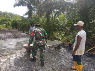 Babinsa Koramil 09/Langgam Goro Bersama Warga Semenisasi Jalan