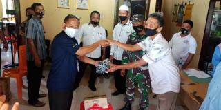 Babinsa Bersama Pemdes Pulau Jambu Bagikan Masker Gratis Untuk Warga