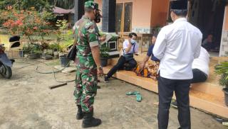 Door To Door Babinsa Dampingi Tim Vaksinasi Terhadap Lansia