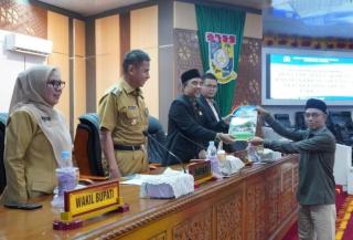 Rapat Paripurna DPRD Kampar, Bupati Ahmad Yuzar Siap Tindaklanjuti Rekomendasi Pansus LKPJ 2025