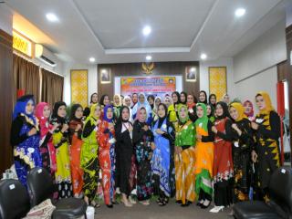 Ketua TP PKK Kampar Jadi Juri Dalam Lomba Kreasi Melipat Batik Kampar Tanpa Jahit