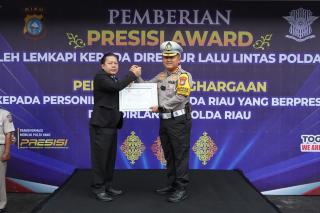 Piagam Penghargaan Presisi Award Dari LEMKAPI Diraih Dirlantas Polda Riau