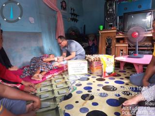 Polsek Minas Polres Siak Polda Riau Berbagai Sembako Kepada Masyarakat Yang Membutuhkan