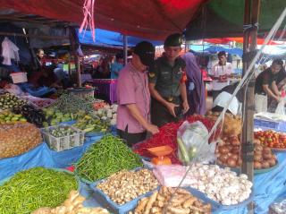 Menjelang Hari Raya Idul Adha Babinsa Kelurahan Bangkinag Pantau Harga Sembako