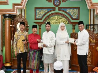 Pj Bupati Kampar Firdaus Jadi Saksi Nikah Pasangan Bayu dan Annisak