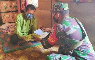 Babinsa Koramil 02 Rambah Jenguk Warga yang Sakit