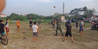 Babinsa Koramil 06/SH Berikan Pelatihan Voly Ball Pemudi