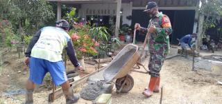 Babinsa Koramil 02 Rambah Goro Bantu Warga