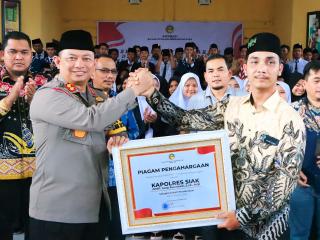 Dinobatkan Sebagai Tokoh Perdamaian Pemilu 2024, ASPEMARI Berikan Penghargaan Kepada Kapolres Siak