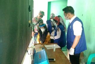 Serda Ucok Parluhutan Babinsa Kelurahan Teluk Meranti Dampingi Warga Binaan Laksanaan Vaksin