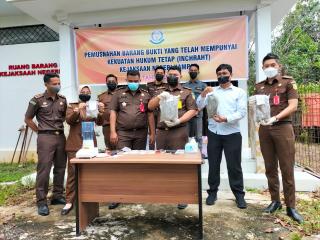 Kejari Kampar Musnahkan Barang Bukti 113 Perkara yang Sudah Inkrah