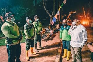 Anis Bawesdan Tinjau Penggali Kubur  Hingga Larut Malam