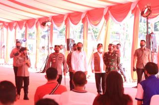 Panglima TNI Dampingi Presiden RI Tinjau Pelaksanaan Vaksinasi Massal di Mabes Polri