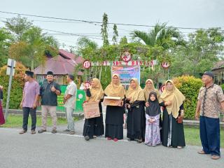 Semarak Bulan Suci Ramadan, Keluarga Besar SDN 2 Bantan Berbagi Takjil ke Masyarakat