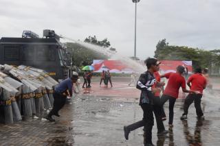 Massa Unjuk Rasa di Kantor KPUD Rohul, Tim Raimas Lakukan Tembakan Flash Ball ke Arah Aksi