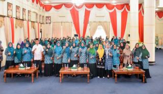 Pj TP PKK Kampar Buka Pembekalan UP2K bagi Kader PKK