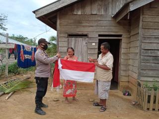Kisah Haru Polisi Di Inhu Antar Bendera Merah-Putih Ke Suku Pedalaman