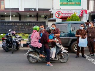 Kejari Tuban Berbagi Takjil, Suhendri: Ini Merupakan Tradisi Lama Untuk Dekatkan Diri Kepada Warga