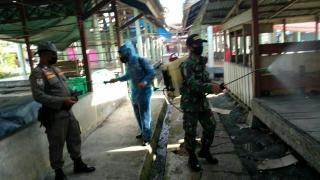 Cegah Covid-19 Babinsa Koramil 15/KK Serda Priantoni Laksanakan Penyemprotan Disinfektan