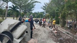 Babinsa Laksanakan Goro Bersama Masyarakat  Untuk Membuat Drainase dan Jalan