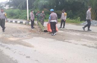 Bersama Warga, Bhabinkamtibmas dan Babinsa di Kabun Goro Perbaiki Jalan Rusak