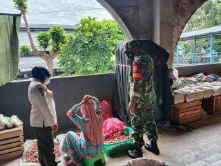 TNI POLRI Bersama Satpol PP Rohul dan Dinkes Ajak Warga Pakai Masker