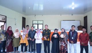 Bantuan Kartu Keluarga Sejahtera Disalurkan Wakil Bupati Kampar di Kampar Utara