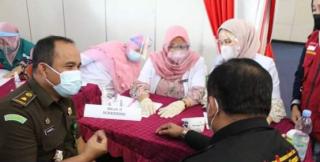 Kejari Kampar Hadiri Vaksinasi Tahap II Pada CJH dan Pelayanan Publik