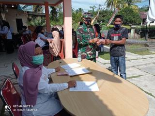 Babinsa Koramil 13/Rokan Mendampingi Penyaluran Bansos BPNT
