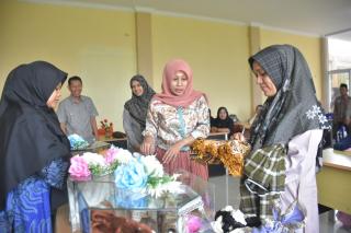 Ketua Pj TP PKK Kampar Lakukan Bimbingan Sosial Keterampilan dan Bantuan UEP