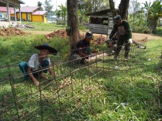 Bersama Masyarakat, Satgas TMMD Lanjutkan Membuat Kerangka Besi