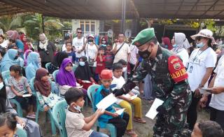 Babinsa Koramil 16/Tapung Bersama Pemdes Berikan Santunan Anak Yatim dan Warga Kurang Mampu