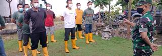 Babinsa Koramil 08/Tandun Ajak Warganya Menjaga Kebersihan Lingkungan