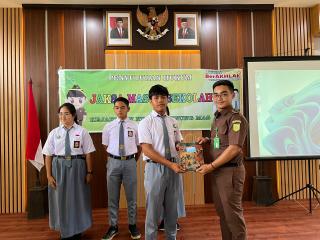 Kejari Gumas Bekali Siswa SMA Taat Hukum Pada Kegiatan Jaksa Masuk Sekolah