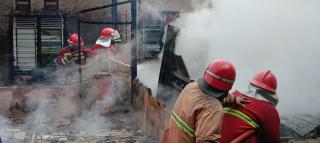 Rumah Warga Rumbio Kampar Hangus Kebakar, Petugas Damkar Berjibaku Padamkan Api 